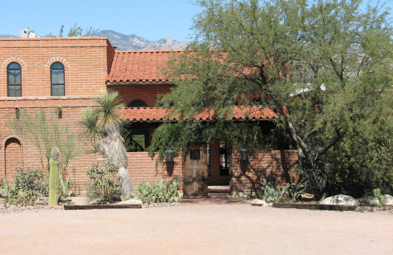 Exterior view of Desert Trails Bed & Breakfast.