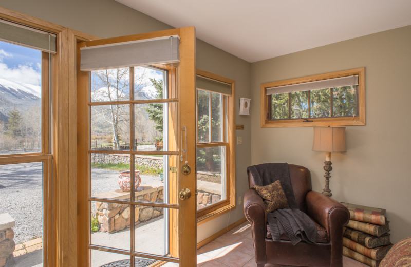 Guest room at Twin Lakes Roadlodge.