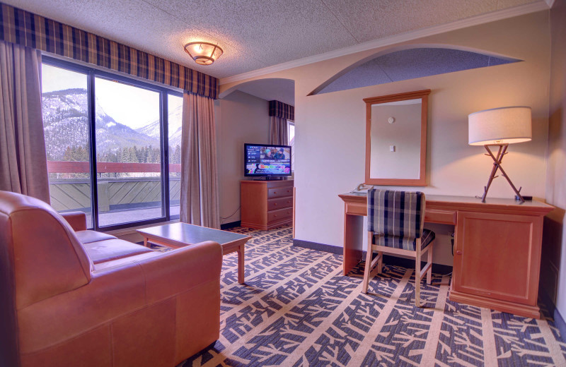 Guest living room at Inns of Banff.