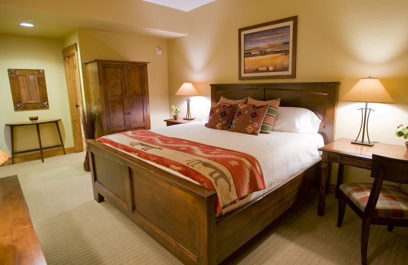 Guest bedroom at Teton Springs Lodge.