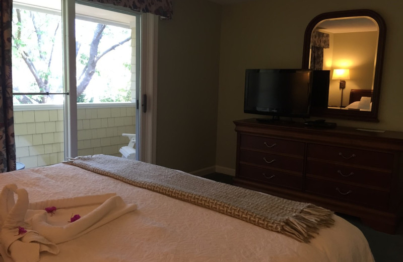 Guest room at OgunquitHotels.net.