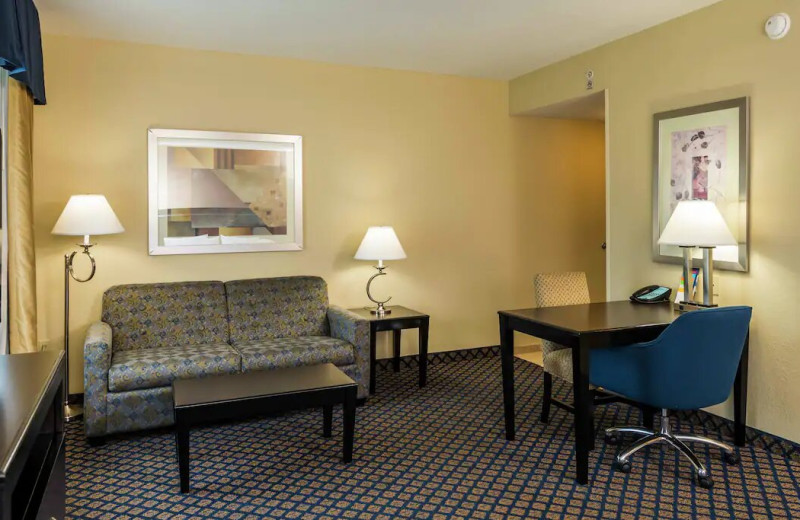 Guest room at Hampton Inn & Suites Jacksonville South - Bartram Park.