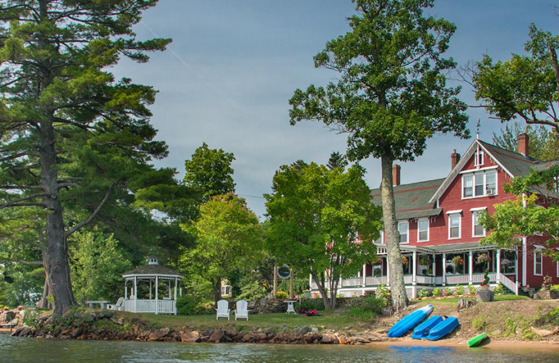 Exterior view of The Lake House at Ferry Point B&B.