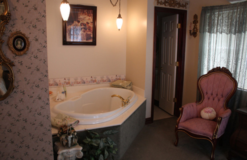 English Fox Hunt Cottage jacuzzi at The 1887 Hansen House Bed & Breakfast.