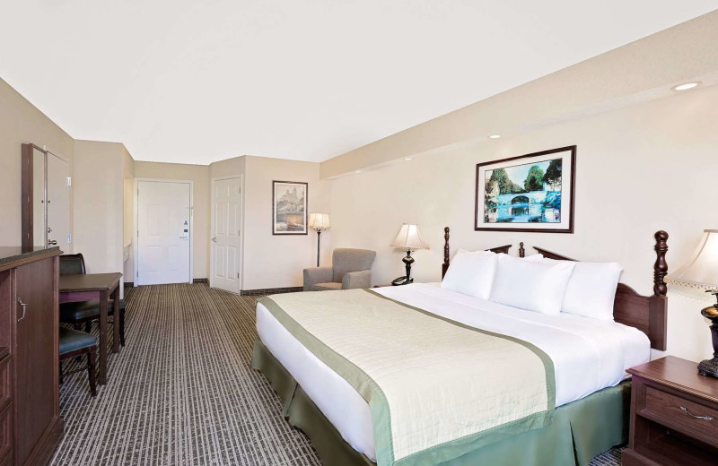 Guest room at Baymont by Wyndham Georgetown.