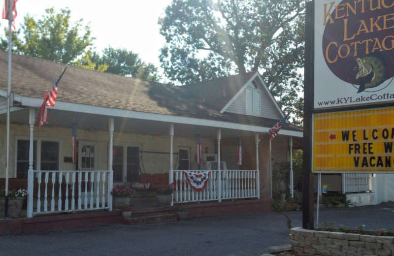 Exterior view of Aurora's Kentucky Lake Cottages.