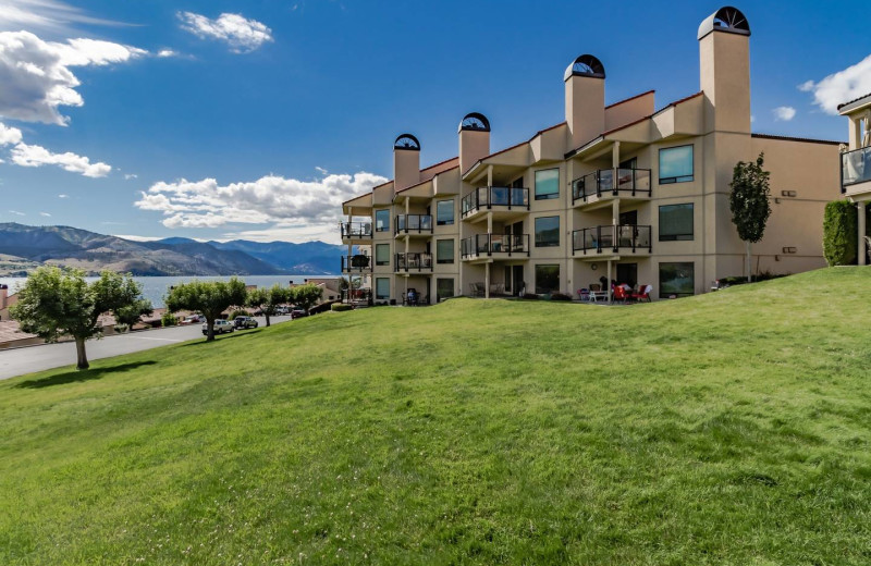 Exterior view of Lake Chelan Shores Resort.