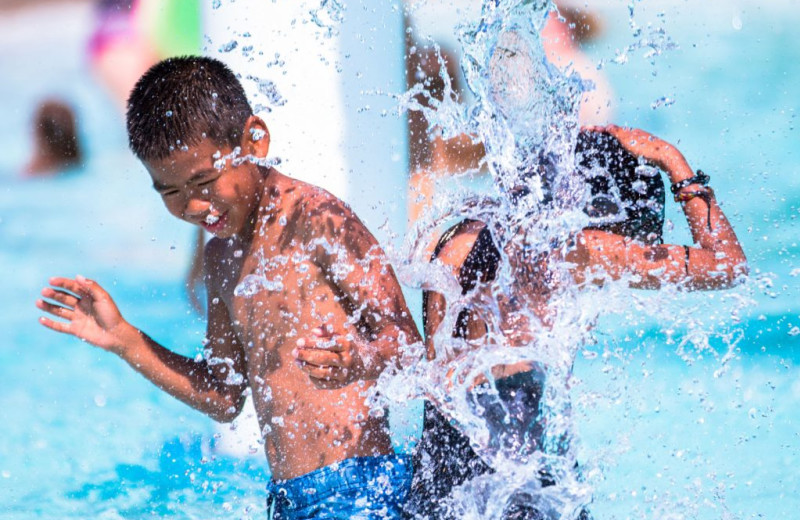 Kids splashing in pool at Great Blue Resorts- Vine Ridge Resort.