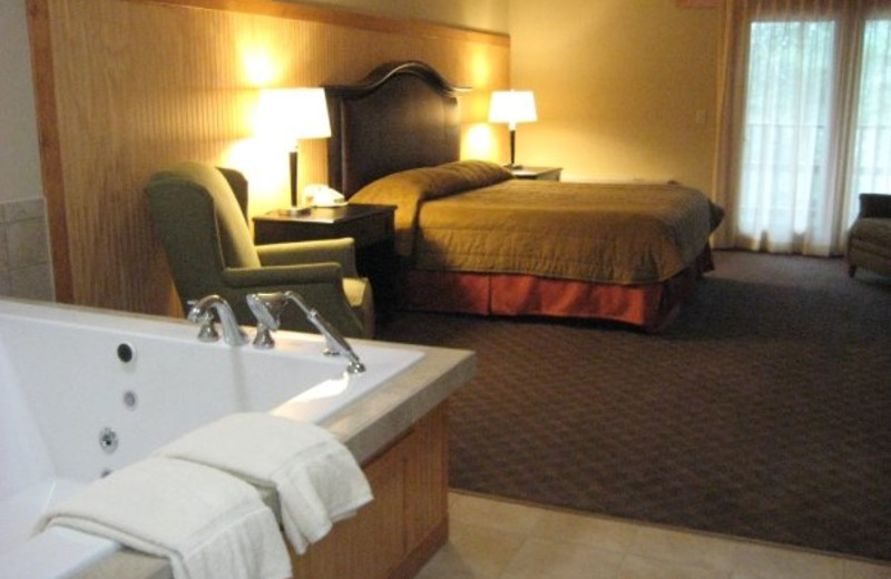 Eagle Lodge Hotel jacuzzi suite at Heartwood Conference Center & Retreat.