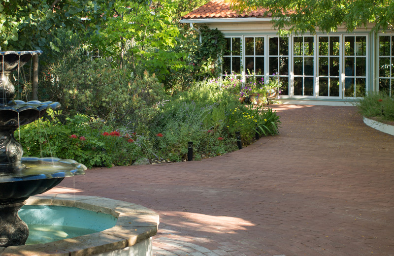 Exterior view of Casa Blanca Bed and Breakfast Inn.