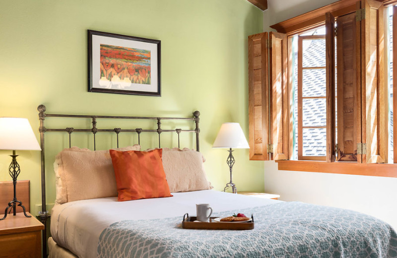 Features include queen room, sitting area, and bathtub and shower combination.