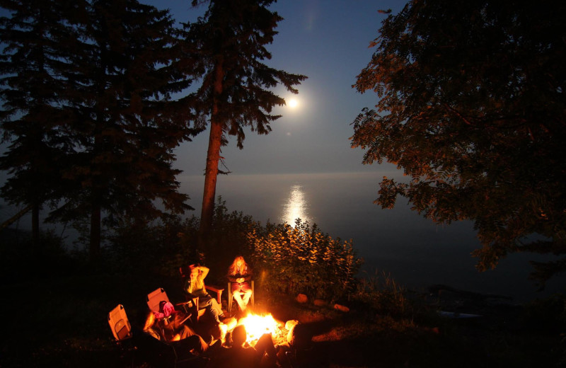 Family around the fire at Solbakken Resort.