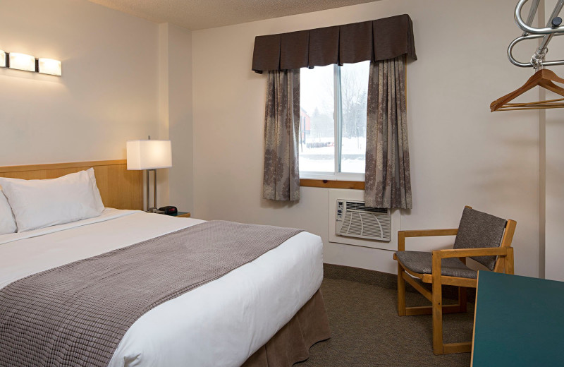 Guest bedroom at Rocky Mountain Ski Lodge.