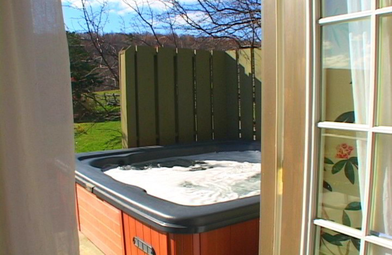 Outdoor hot tub at The Vagabond Inn.