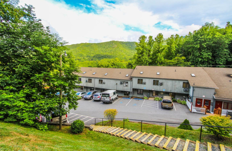 Exterior view of Smoketree Lodge.