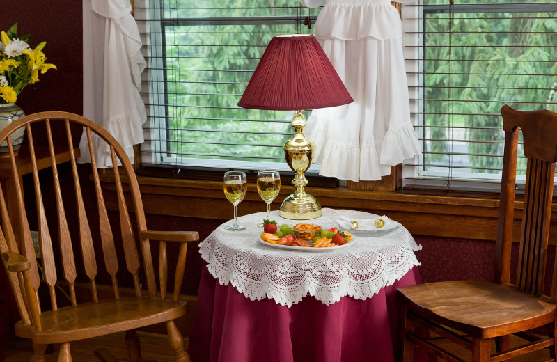 Guest room at The White Oak Inn.