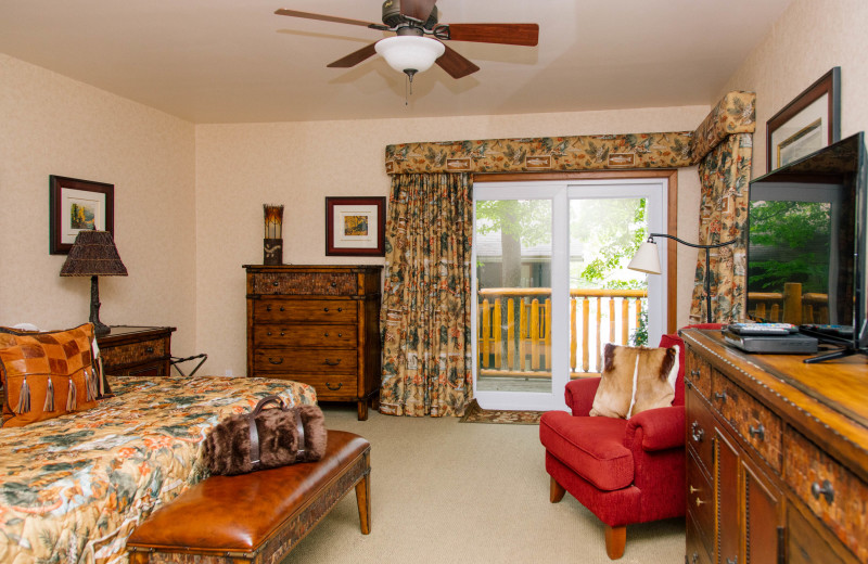 Deluxe Studio accommodation at Heather Lodge, featuring a king bed, private balcony and jaccuzzi in the bathroom at Heather Lodge.