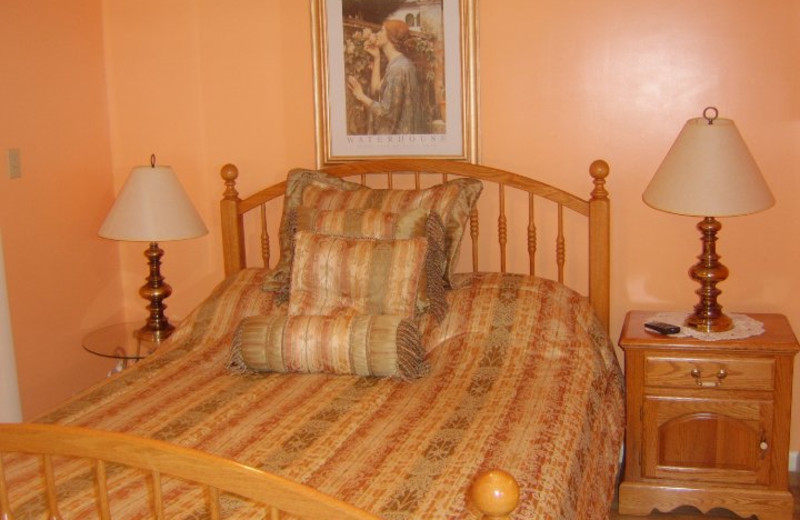 Guest room at Collegiate Bed 