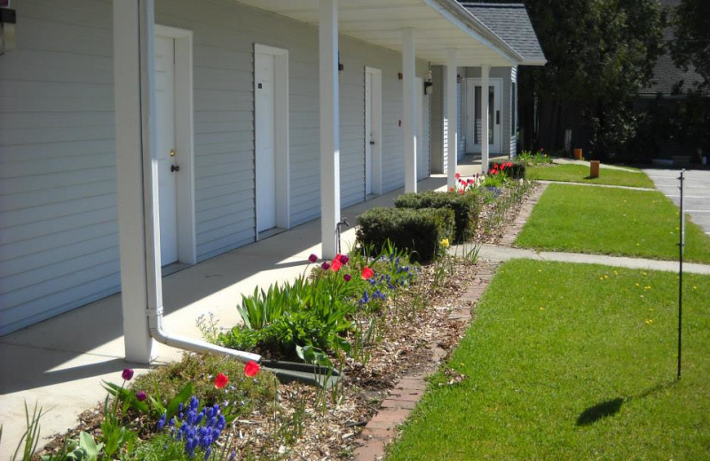 Exterior view of Square Rigger Lodge.