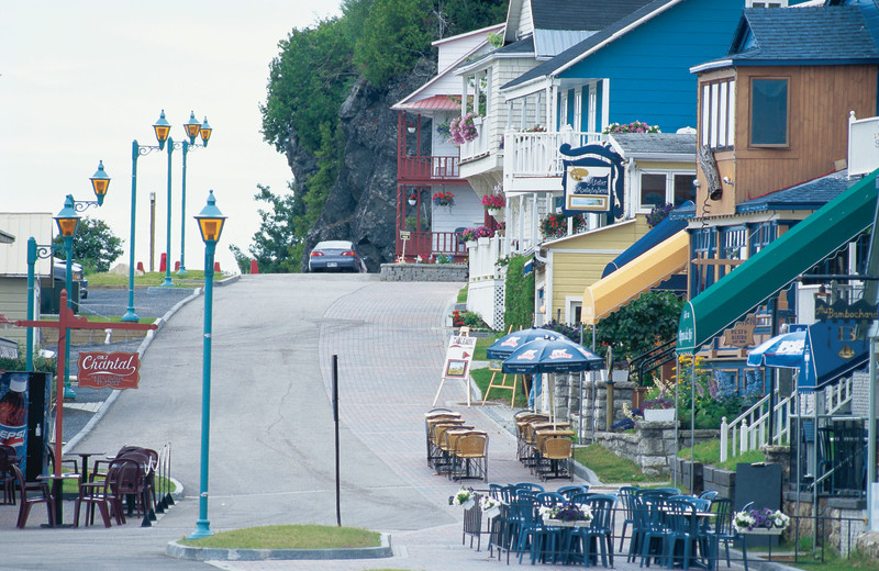 Shops and cafes near Fairmont Le Manoir Richelieu.