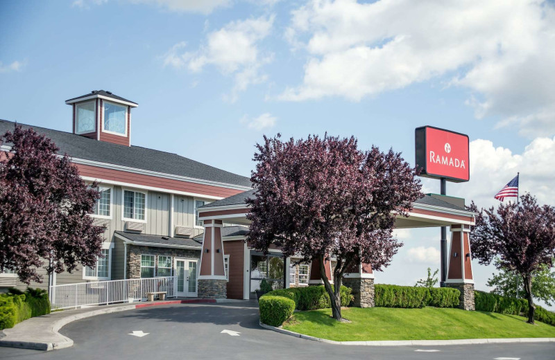 Exterior view of Ramada Moses Lake.