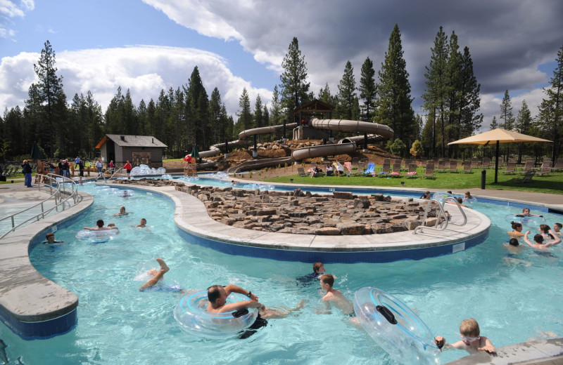 15 minutes to Waterpark with a tot pool and sand play area, cafe, picnic area, playground, basketball court, boccie ball court, in Sunriver.