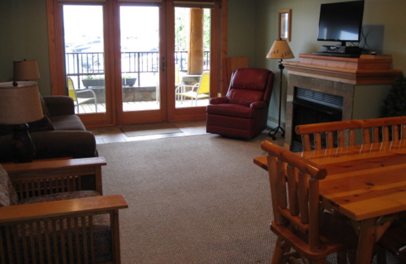 Guest living room at Glen Craft Marina and Resort.