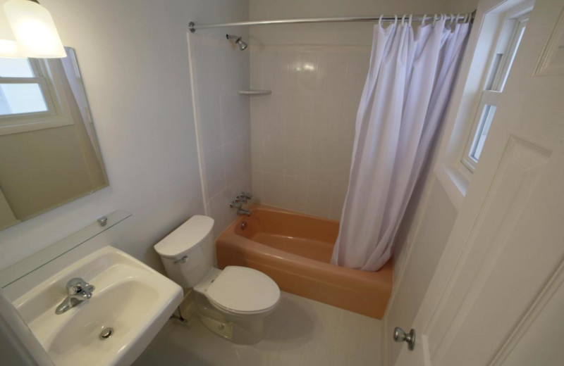 Guest bathroom at The South Winds.