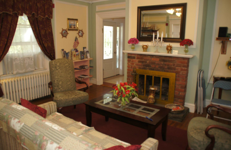 Living room at Admiral Weaver Inn.