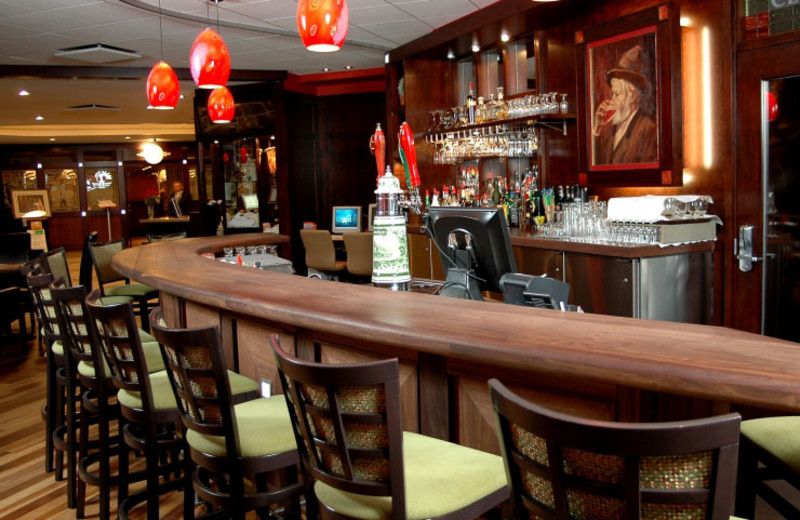 Bar at Hotel & Suites Le Dauphin Drummondville.