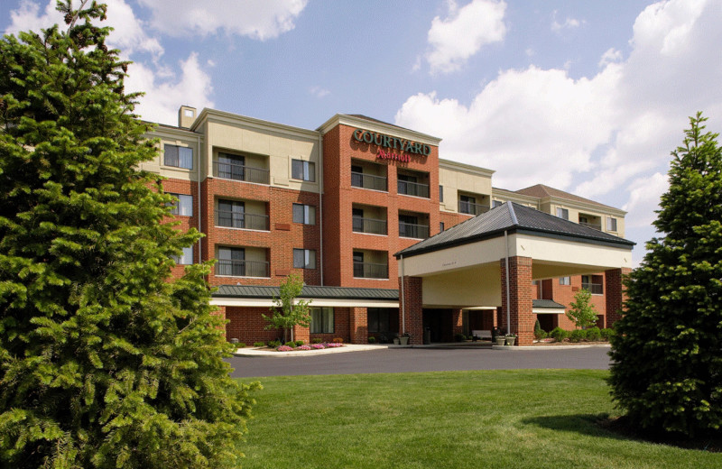 Exterior view of Courtyard Akron Stow.