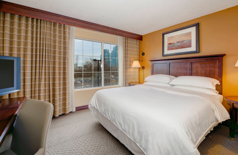 Guest room at Sheraton Atlanta Perimeter North Hotel.