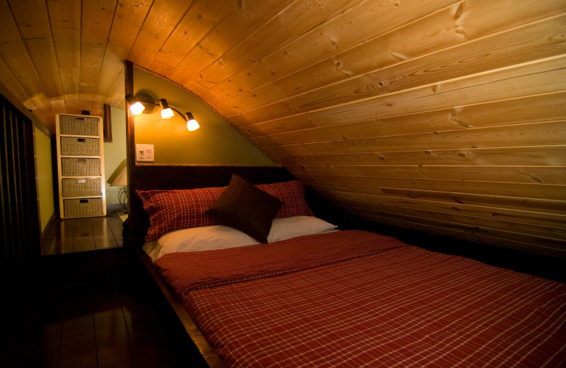 Cabin bedroom at Cedar House Restaurant & Chalets.