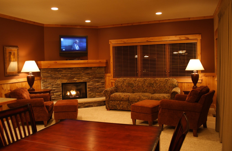 Guest living room at Ruttger's Bay Lake Lodge.