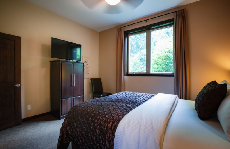 Guest bedroom at Sunrise Ridge Waterfront Resort.