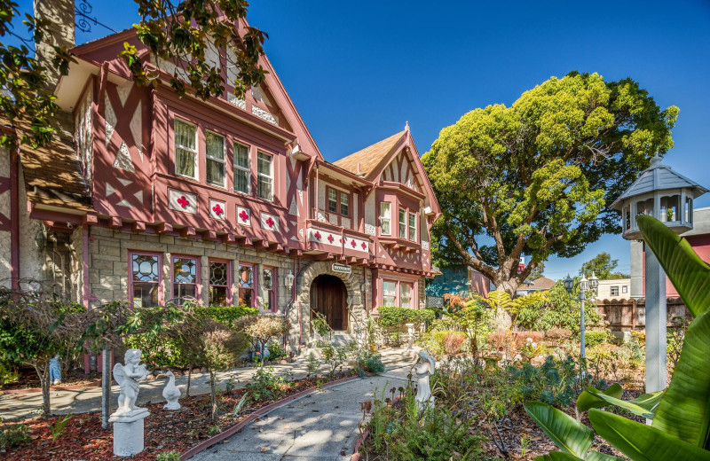 Exterior view of Rose Garden Inn.