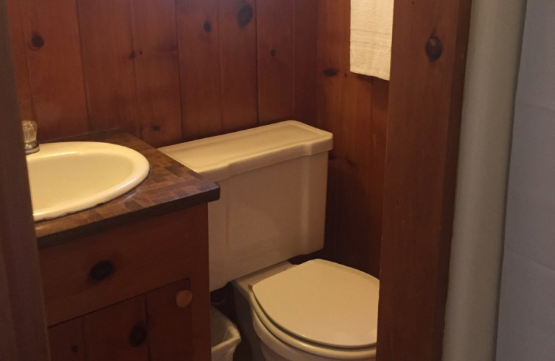 Cabin bathroom at Lake Elowin Resort.