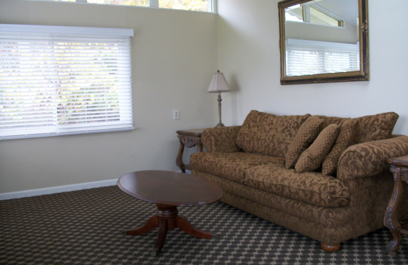 Guest living room at Michillinda Beach Lodge.