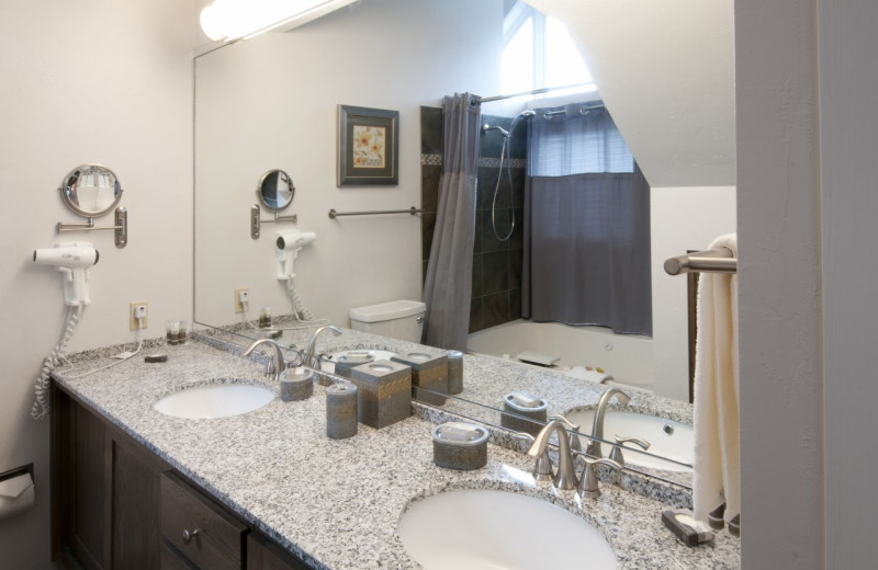 Penthouse Suite master bathroom at Country House Resort.