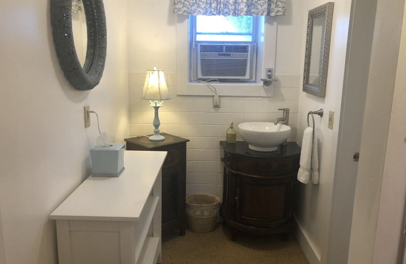 Guest bathroom at Harbour Towne Inn on the Waterfront.