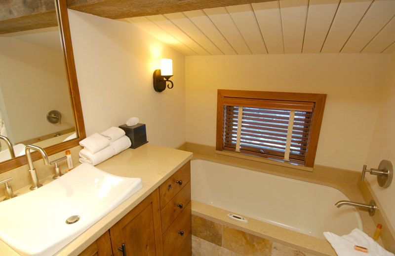 Rental bathroom at Frias Properties of Aspen - Shadow Mountain #1.