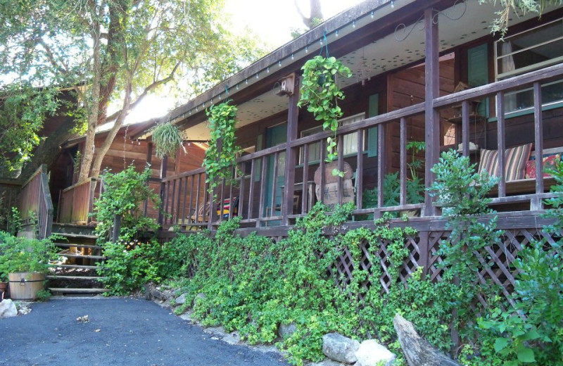 Exterior view of Oak Hill River Inn.