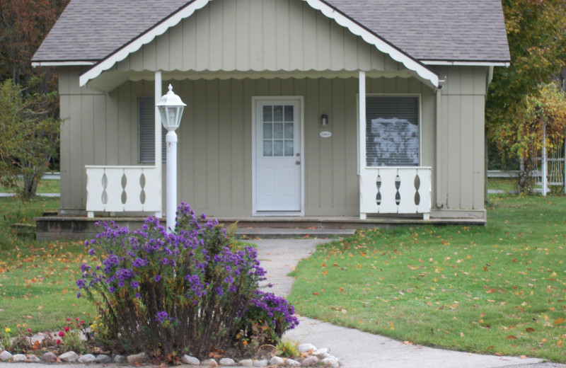 Guest cottage at Michillinda Beach Lodge.