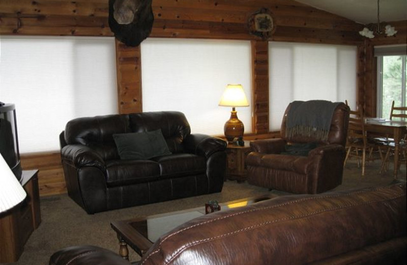 Cabin living room at Idaho Cabin Keepers.