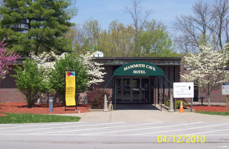 Exterior view of Mammoth Cave Hotel.