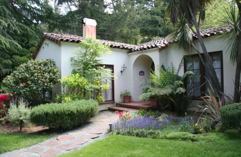 Exterior view of Calistoga Wayside Inn.