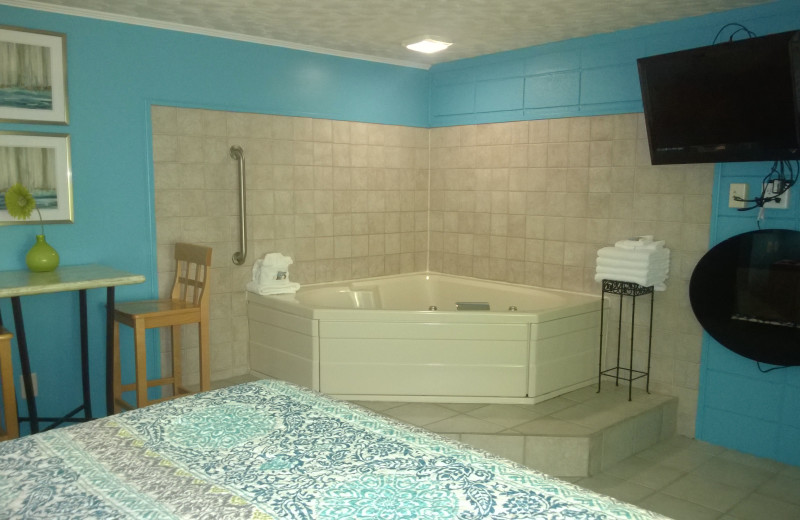 Guest room with jacuzzi at Miami Motel.