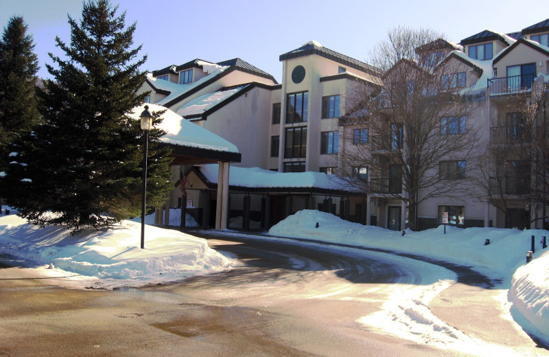 Exterior view of Rivergreen Resort.