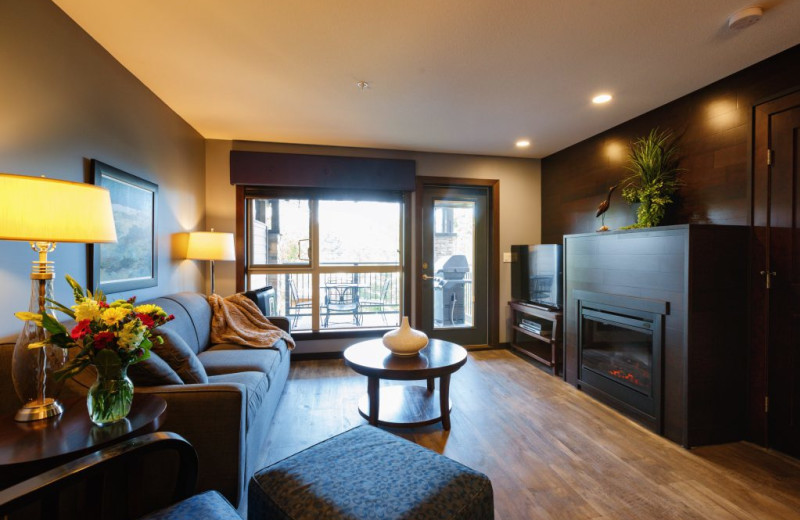 Guest living room at Sunrise Ridge Waterfront Resort.