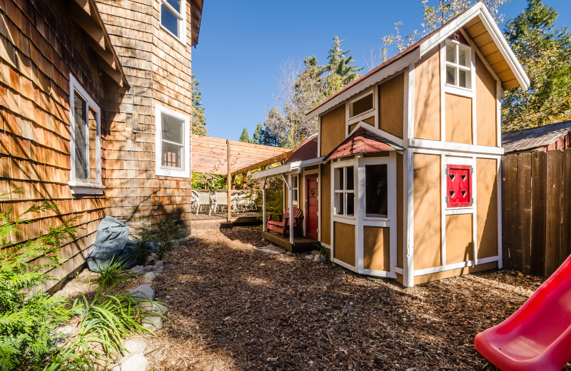 Kid's playhouse at Arrowhead Pine Rose Cabins.